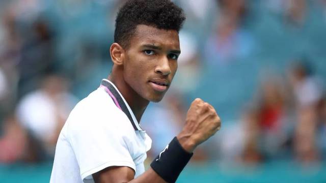 球均展现出 球均展现出